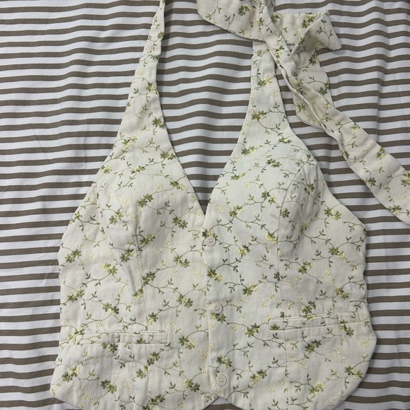 Lulu's Cream Halter Vest - Picture 3 of 4